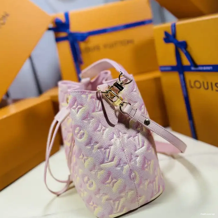 Fashionrepsfam ru LV 2207DJ0001 Bag 0812